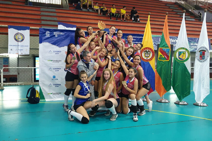 El voleibol femenino juvenil liceísta, campeón de torneo internacional.IUSH