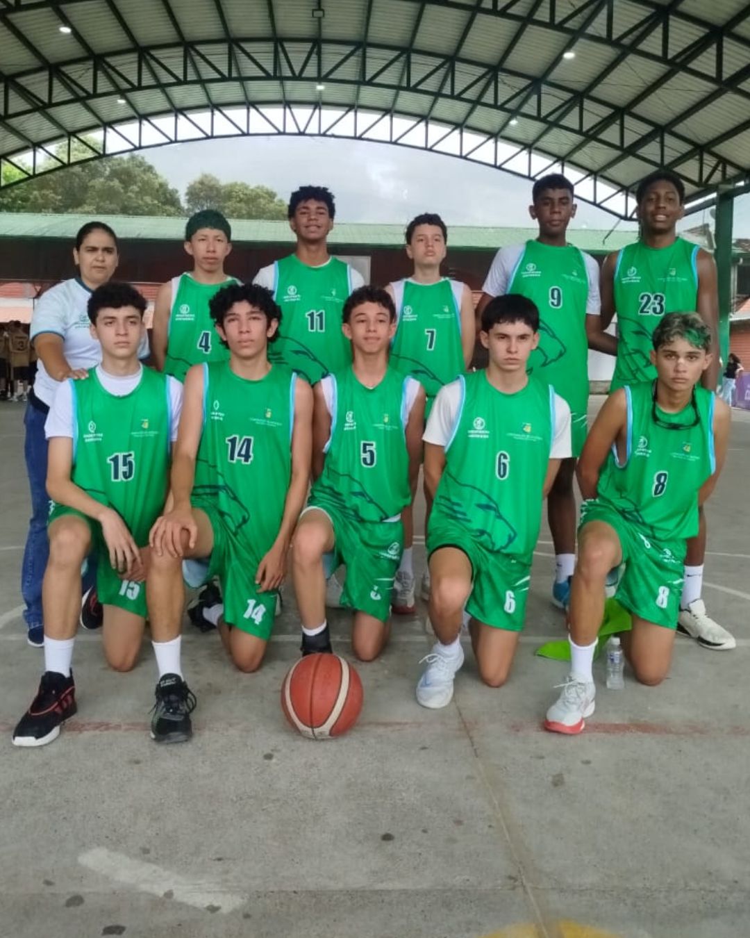 Equipo de baloncesto del Liceo Salazar y Herrera, campeón regional y representante de Antioquia en la Final NacionalIUSH