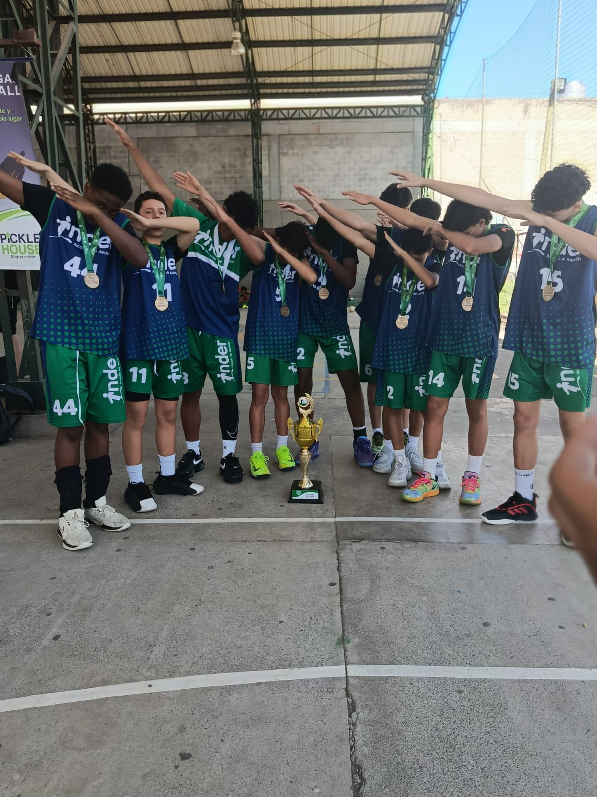 Campeones departamentales: equipo prejuvenil de baloncestoIUSH