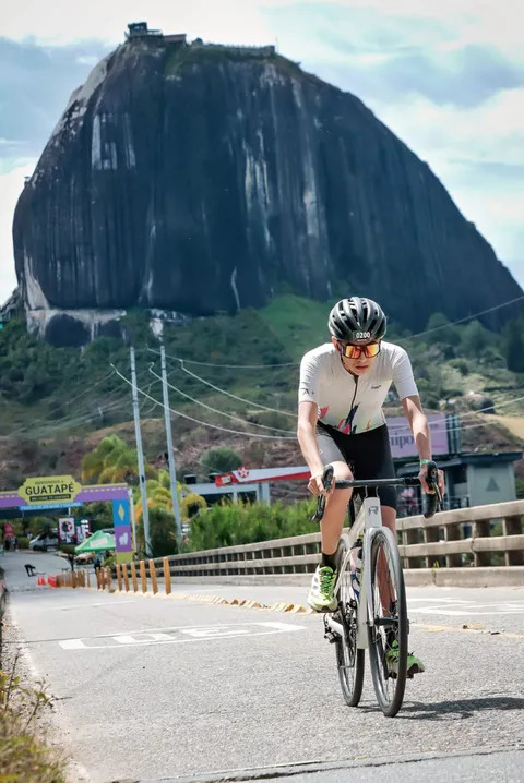 Juan José completa con éxito una exigente triatlón en GuatapéIUSH