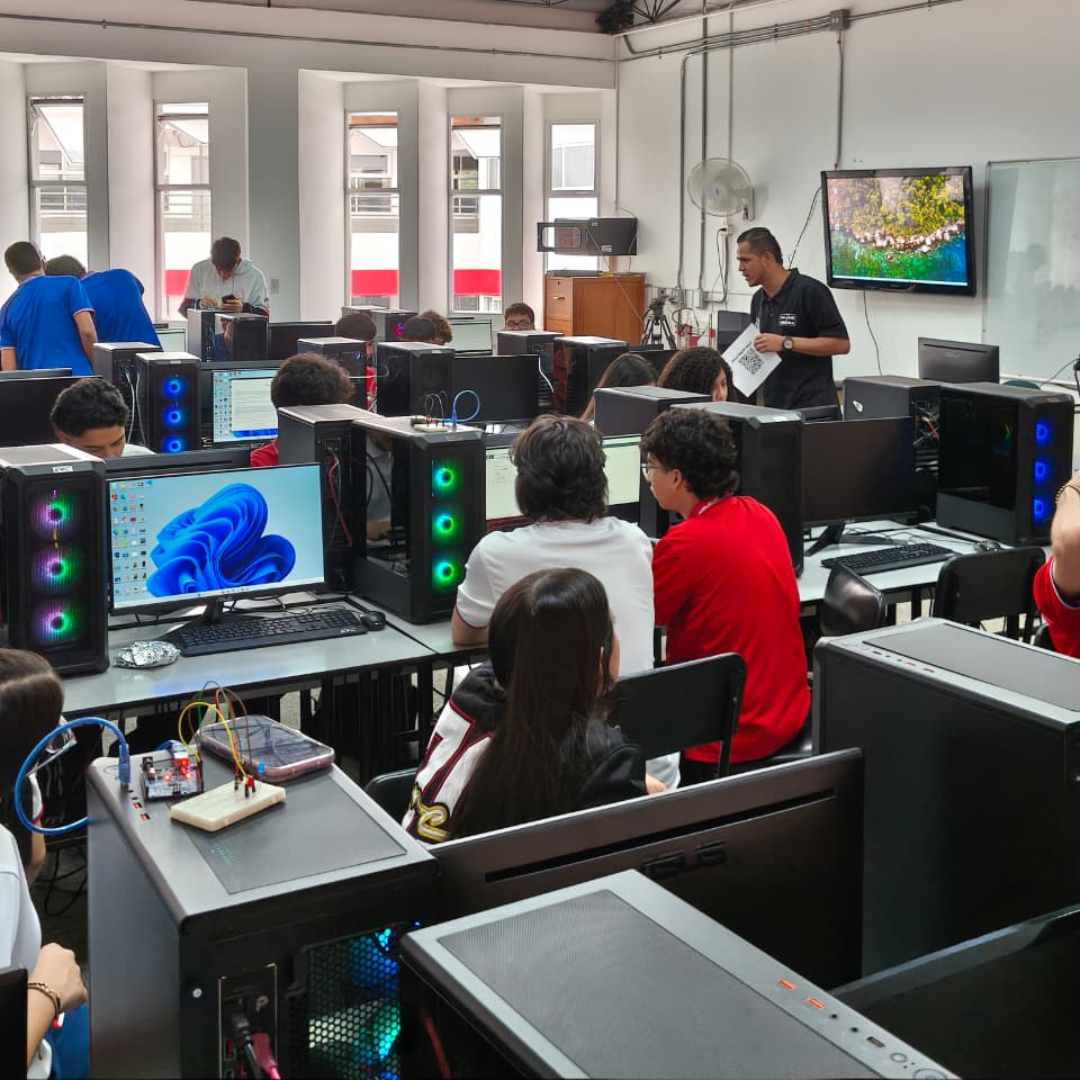 Nuestros estudiantes de 11° continúan construyendo su proyecto de vidaIUSH